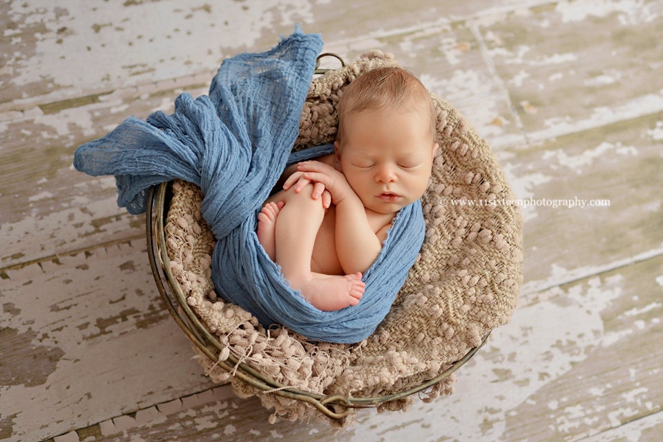 Photography Newborn - Kain Kasa Denim Biru untuk Membungkus